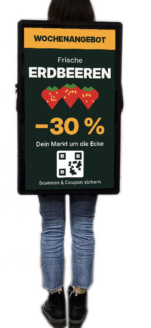 Läuferin von hinten mit Werbebildschirm auf dem Rücken: Wochenangebot Erdbeeren minus 30 Prozent mit QR-Code